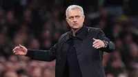 Jose Mourinho (23 juta euro) - Mourinho dikenal dengan taktiknya yang jitu meski tim dalam kondisi sulit. Berkat kemampuannya ini Mou mendapatkan bayaran 23 juta euro setahun di Tottenham. (AFP/Ben Stansal)