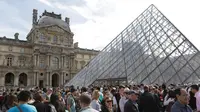 Suasana kepadatan warga yang akan masuk ke Museum Louvre yang merupakan salah satu museum terbaik di dunia. (Bola.com/Vitalis Yogi Trisna)