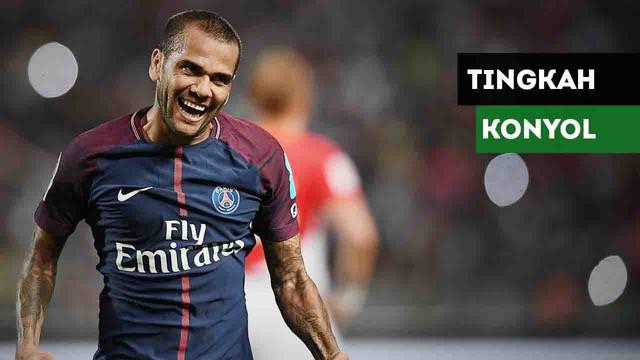 Bek Paris Saint-Germain, Dani Alves bertingkah konyol dengan menggunakan sepatu heels milik istrinya.