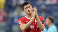 Robert Lewandowski. Ia hanya mampu membawa Polandia menempati posisi kedua Grup A di bawah Inggris dan harus memainkan laga play-off. Ia baru tampil dalam satu edisi Piala Dunia, yaitu Piala Dunia 2018 dengan catatan 3 kali bermain tanpa satu gol pun. (AFP/Pool/Dmitry Lovetsky)