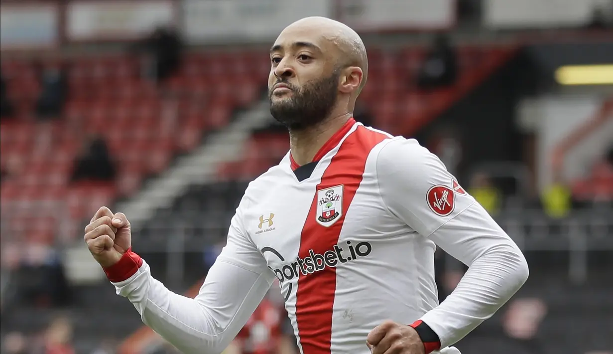 Gelandang Southampton, Nathan Redmond melakukan selebrasi usai mencetak gol kedua timnya ke gawang Bournemouth dalam laga perempatfinal Piala FA 2020/2021 di Vitality Stadium, Bournemouth, Sabtu (20/3/2021). Southampton menang 3-0 atas Bournemouth. (AP/Kirsty Wigglesworth)