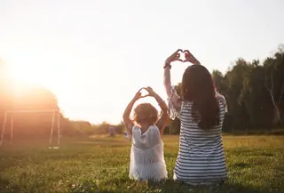 Balita sedang berada di tahap eksplorasi dunia. Rasa ingin tahu yang tinggi membuat mereka sering kali sulit memahami arti larangan. Justru saat kita melarang, mereka merasa ada hal baru yang menarik untuk dicoba. (foto/dok: freepik/standret)