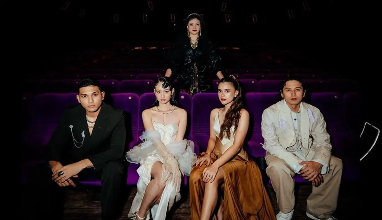 Ini foto kebersamaan Audi Marissa bareng pemain film Pasar Setan. Pangeran Lantang, Agni Pratistha, Epy Kusnandar dan Kiki Narendra adalah artis yang juga turut serta bintangi film yang disutradarai oleh Wisnu Surya Pratama. Hingga hari ini, diketahui Pasar Setan sudah meraup 270 ribu penonton. Netizen ramai memberikan review dan akui jika film horor perdana Audi Marissa ini sangat bagus. (Liputan6.com/IG/@audimarissa)