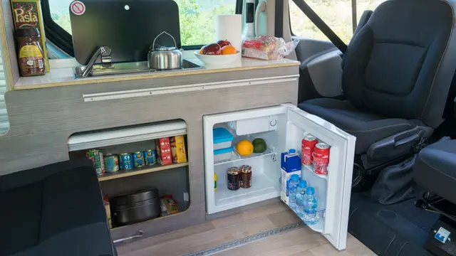 Bagian interior Nissan Evalia versi camper van