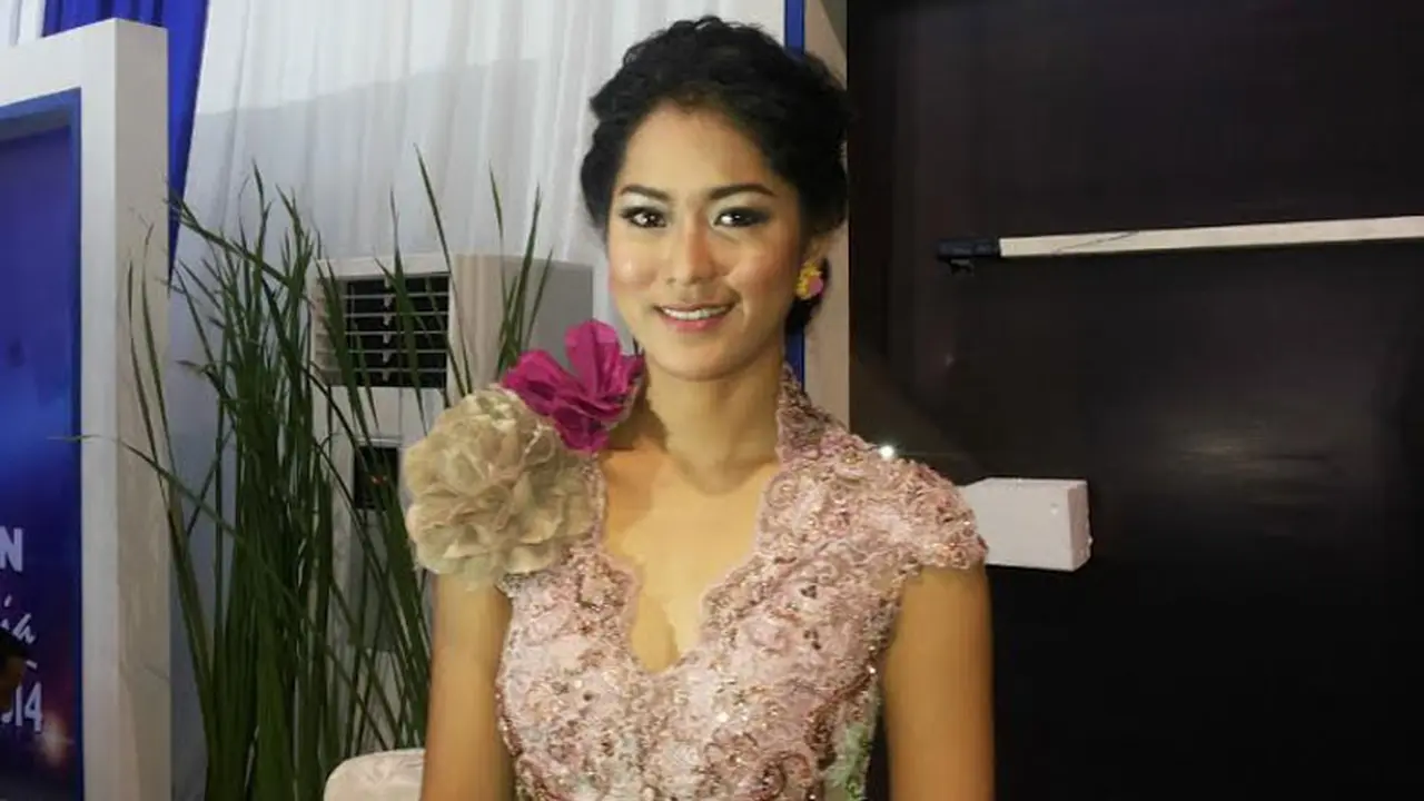 Pia Nasution mengajar di atas gunung