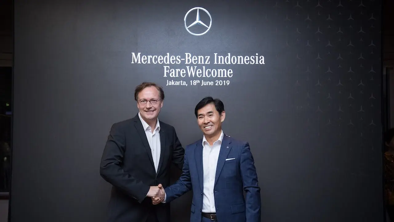 Roelof Lamberts President Director PT Mercedes-Benz Distribution Indonesia menyambut penerusnya Choi Duk Jun