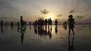 Anak-anak bermain di Pantai Juhu, Mumbai, India, Selasa (24/8/2021). India mencatat penambahan 14.419 kasus positif COVID-19 pada 24 Agustus 2021. (AP Photo/Rafiq Maqbool)
