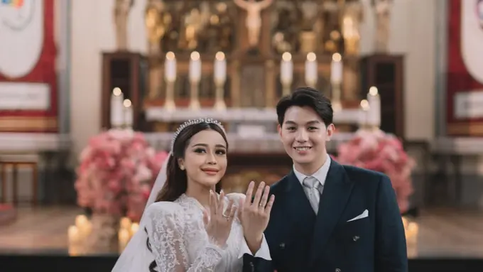 Bak Royal Couple, Brisia Jodie dan Jonathan Alden Resmi Menikah dalam Balutan Busana Pengantin Klasik di Gereja Katedral