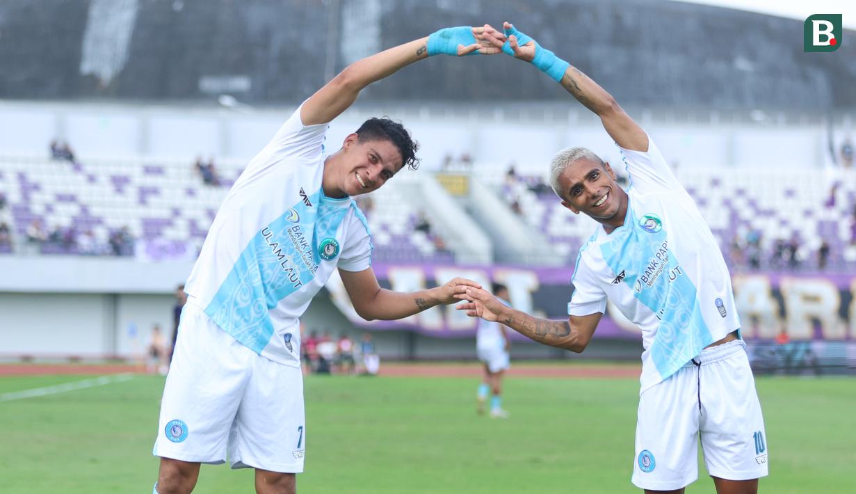 Pemain PSBS Biak, Ruyery Blanco (kiri) dan Luquinhas Luquinhas melakukan selebrasi setelah mencetak gol ke gawang Persita Tangerang dalam laga BRI Super League 2025/2026 di Indomilk Arena, Tangerang, Banten, Senin (16/02/2026). (Bola.com/M Iqbal Ichsan)