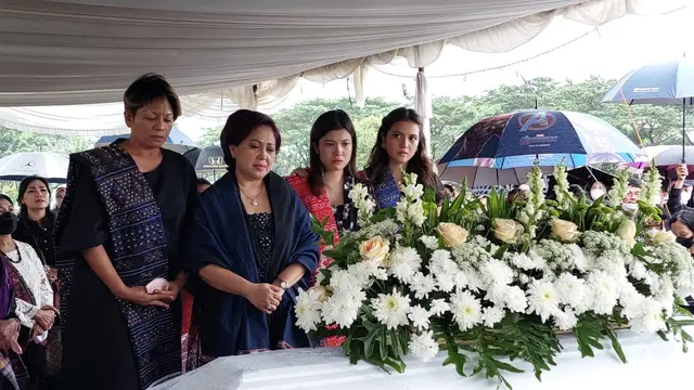 Marsha Aruan di Pemakaman Ayahnya Bersama Keluarga