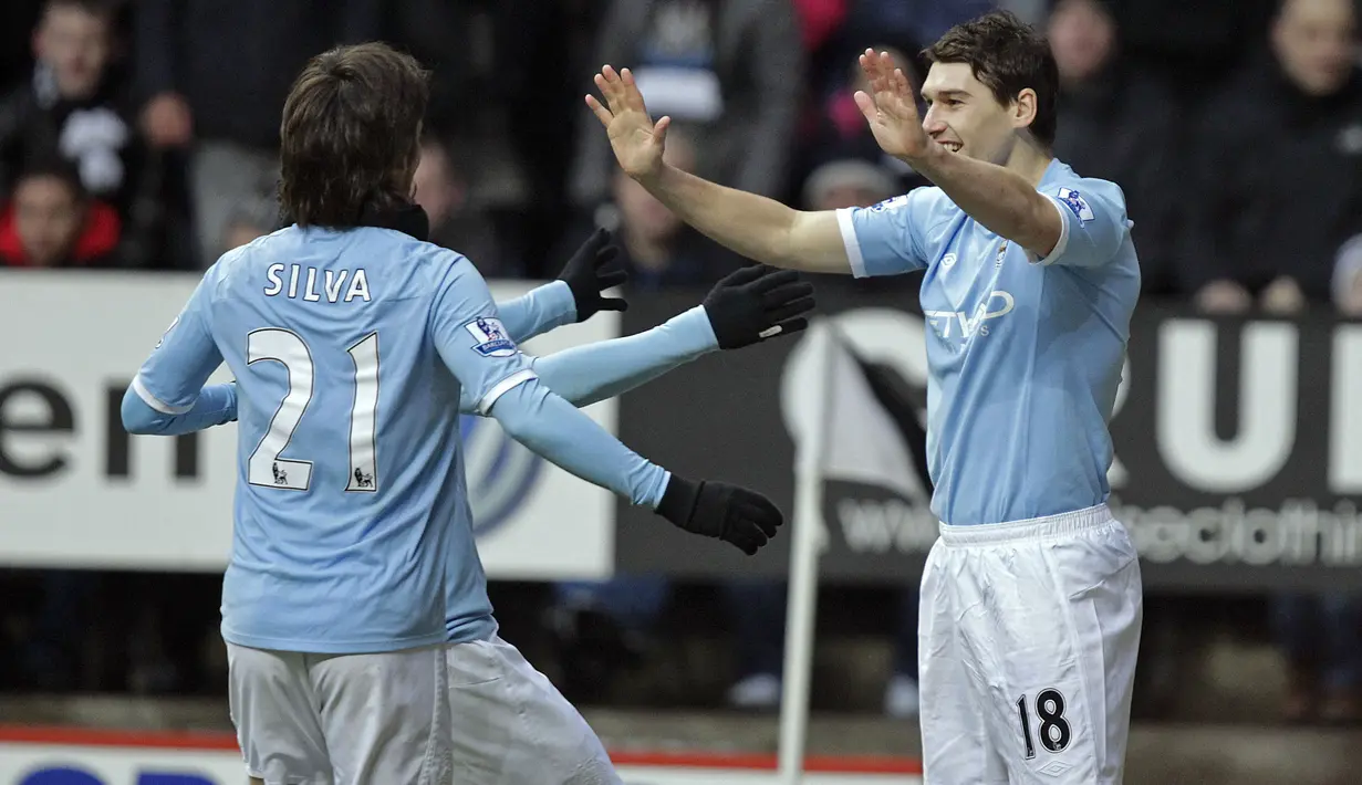 Selebrasi gelandang Manchester City, Gareth Barry (kanan) setelah mencetak gol ke gawang Newcastle United pada laga Liga Inggris 2010/2011 di St James' Park, Newcastle (26/12/2010). Gareth Barry memuncaki daftar 10 pemain dengan penampilan terbanyak di Liga Inggris sejak era Premier League dengan 653 penampilan. Total membela 4 klub, ia tercatat satu kali meraih trofi Liga Inggris bersama Manchester City pada musim 2011/2012. (AFP/Graham Stuart)