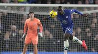 Kalidou Koulibaly dari Chelsea menyundul bola saat pertandingan sepak bola Liga Premier Inggris antara Chelsea dan Bournemouth di Stadion Stamford Bridge di London, Selasa, 27 Desember 2022. (AP Photo/Kin Cheung)