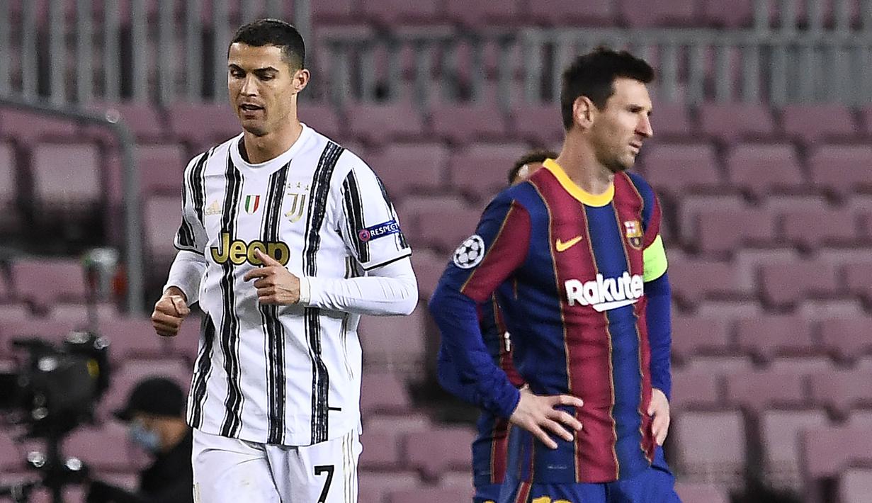 Striker Barcelona, Lionel Messi dan striker Juventus, Cristiano Ronaldo, pada laga Liga Champions di Stadion Camp Nou, Rabu (9/12/2020). Laga tersebut menjadi ajang reuni dua mega bintang yakni Messi dan Ronaldo. (AFP/Josep Lago)