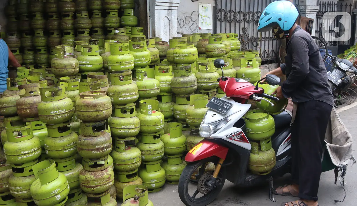 Warga mengangkut tabung gas LPG 3 kilogram (kg) dengan sepeda motor di Jakarta, Rabu (16/12/2020). PT Pertamina (Persero) memperkirakan kebutuhan gas elpiji 3 kg naik menjadi 7,50 juta metrik ton pada 2021. (Liputan6.com/Angga Yuniar)