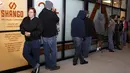 Sejumlah pengunjung saat berada di toko Shango Cannabis, Oregon, AS, Kamis (1/10/2015). Oregon adalah negara ketiga di AS yang melegalkan penjualan ganja untuk orang dewasa. (Reuters/ Steve DiPaola)