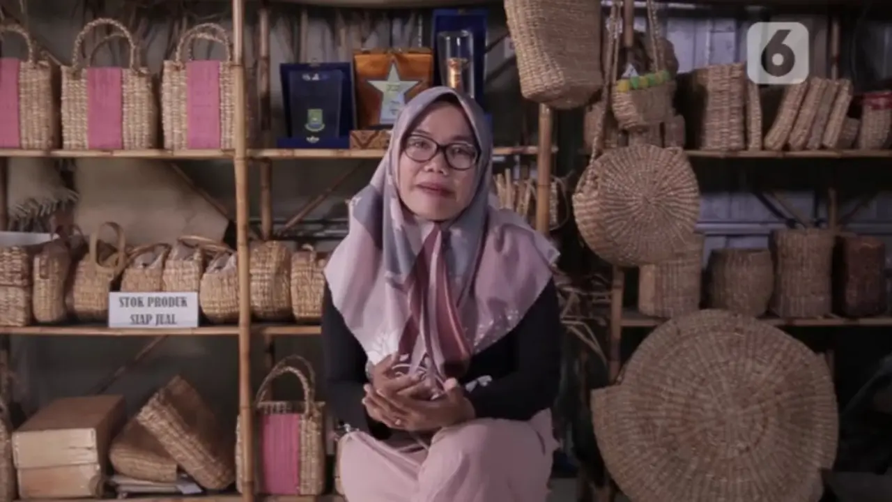Pengusaha UMKM, Ieko Damayanti pemilik CV Sahabat Alam handycraft dengan merek “Ratu Eceng”. Istimewa