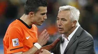 Striker Belanda Robin van Persie (kiri) berbicara dengan bosnya Bert Van Marwijk di laga perdelapan final PD 2010 lawan Slovakia di Moses Mabhida Stadium, Durban, 28 Juni 2010. AFP PHOTO / THOMAS COEX 