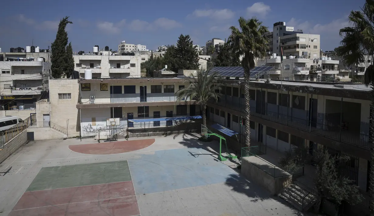 <p>Sebuah sekolah yang ditutup terlihat di kota Bethlehem, Tepi Barat, Selasa (28/3/2023). (AP Photo/Mahmoud Illean)</p>