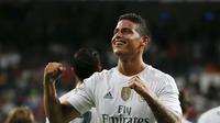 Pemain sayap Real Madrid James Rodriguez merayakan gol ke gawang Real Betis pada pekan kedua La Liga Spanyol 2015-16 di Santiago Bernabeu, Minggu (30/8/2015) dini hari WIB. (Liputan6.com/REUTERS/Andrea Comas)