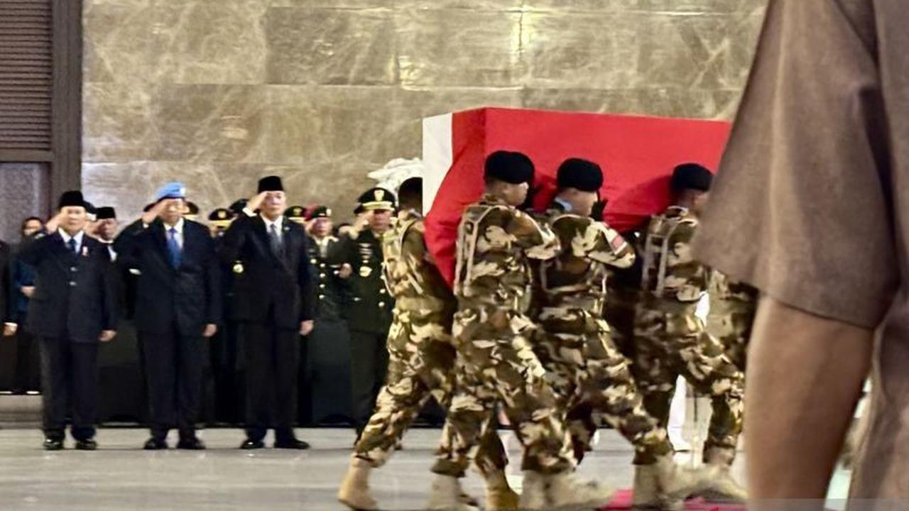 SBY Kenakan Baret Pasukan Perdamaian, Beri Penghormatan Terakhir Prajurit Gugur di Lebanon
