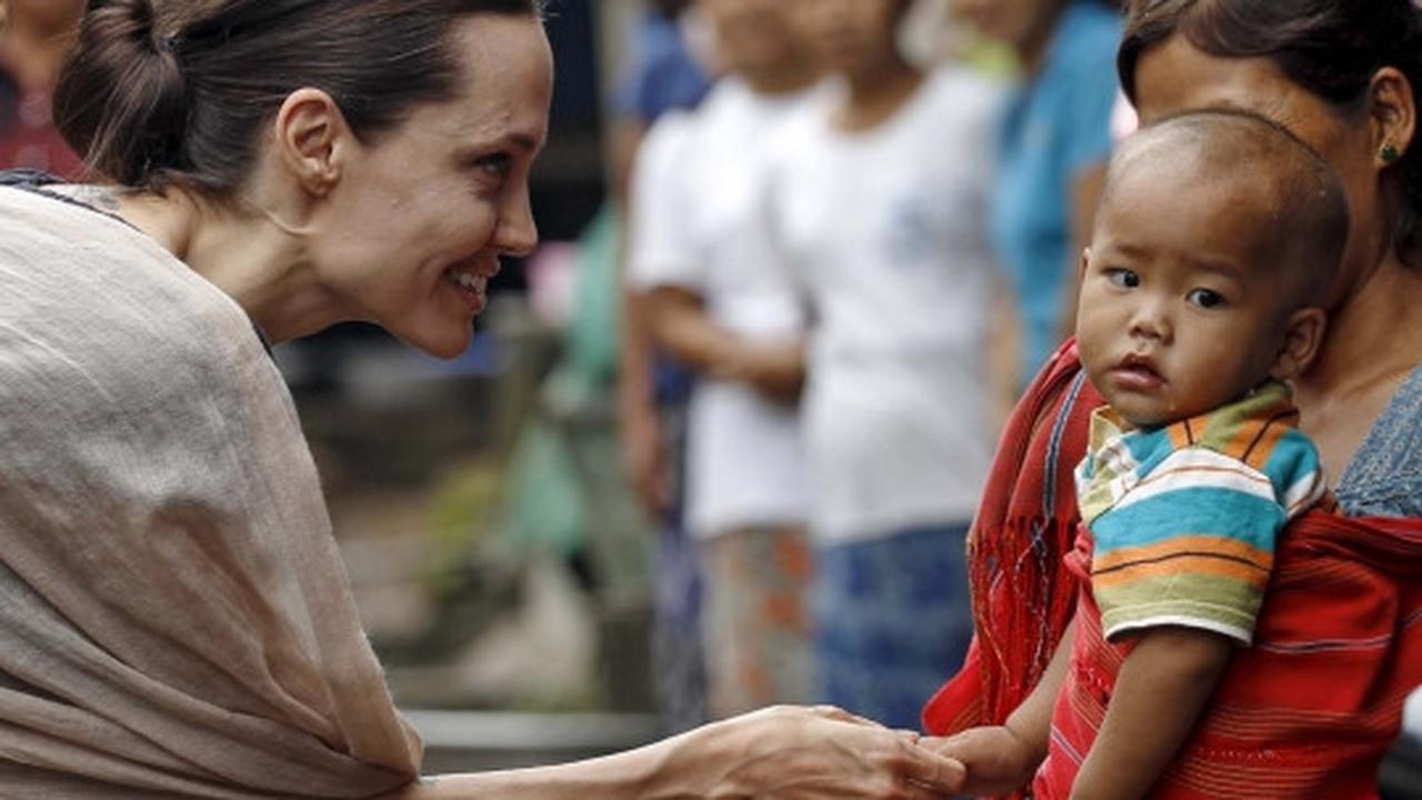 Senyum Angelina Jolie sapa pengungsi etnis Kachin di Myanmar