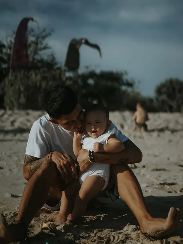 6 Potret Fandy Christian Momong Anaknya, Menggemaskan