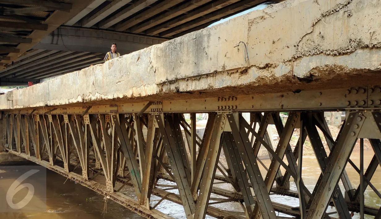 Warga melintasi jembatan di kolong jalan layang Kalibata Jakarta, Kamis (19/11/2015). Pemerintah Provinsi DKI Jakarta segera melakukan pembongkaran jembatan Kalibata untuk mengatasi banjir akibat penumpukan sampah. (Liputan6.com/Helmi Fithriansyah)