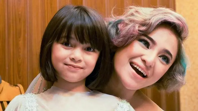 6 Potret Gaya Sienna yang Selalu Kompak dengan Marshanda, Duplikat Mamanya Banget