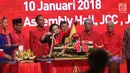 Presiden Joko Widodo dan Wapres Jusuf Kalla menyaksikan pemotongan tumpeng oleh Ketua Umum PDIP, Megawati Soekarnoputri saat perayaan HUT PDIP ke 45 di Jakarta, Rabu (10/1). (Liputan6.com/Angga Yuniar)