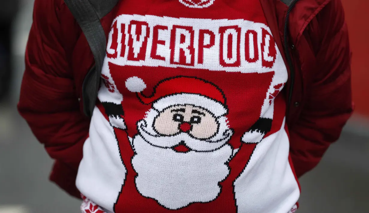 Fans Liverpool mengenakan pakaian bergambar Sinterklas sebelum mendukung timnya berlaga pada Premier League di Anfield, (11/12/2016). (Action Images via Reuters/Lee Smith)