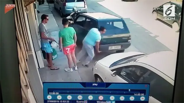 VIDEO: Terjebak di Tempat Parkir, Pria Ini Angkat Mobilnya