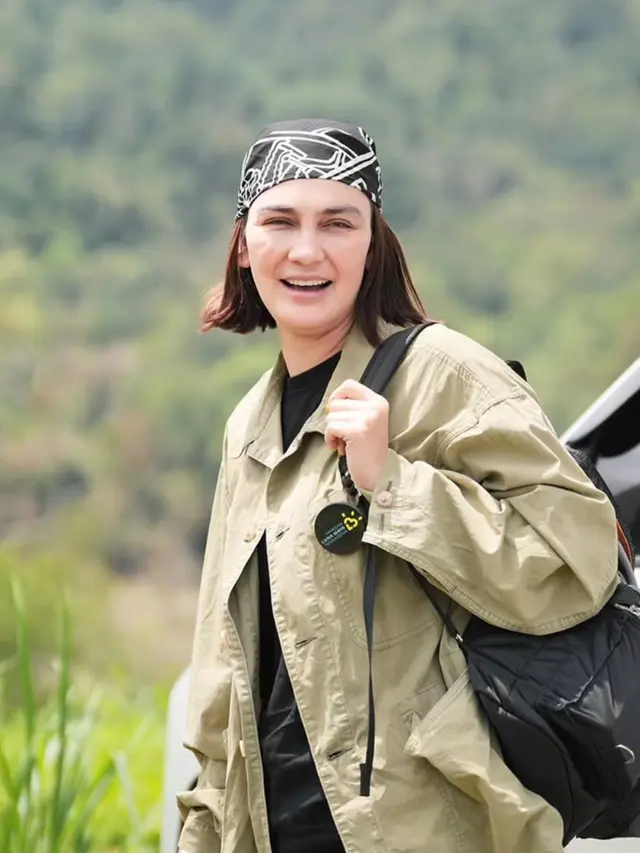 Penampilan Luna Maya saat Berada di Aceh. [@lunamaya]