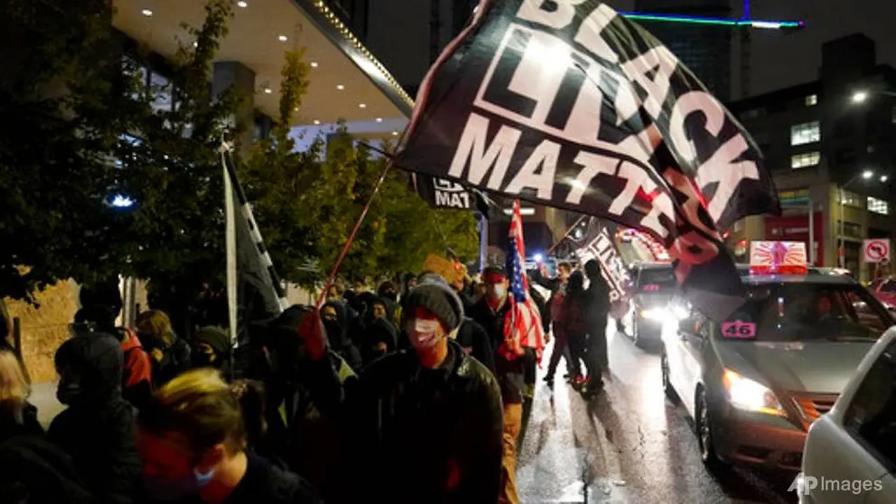 Orang-orang berbaris pada malam pemilihan di Seattle, pada 3 November 2020. (Foto: AP / Ted S Warren)