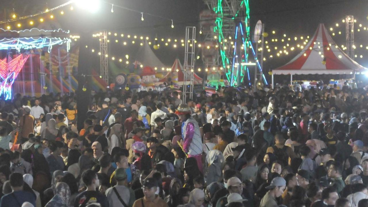 Suasana malam Jaya Raya Jakarnaval, atau Jakarta Night Carnaval yang dipadati ribuan warga yang mengantre naik wahana permainan komidi putar pada Sabtu (22/6/2024) malam. Foto: merdeka.com / Imam Buhori
