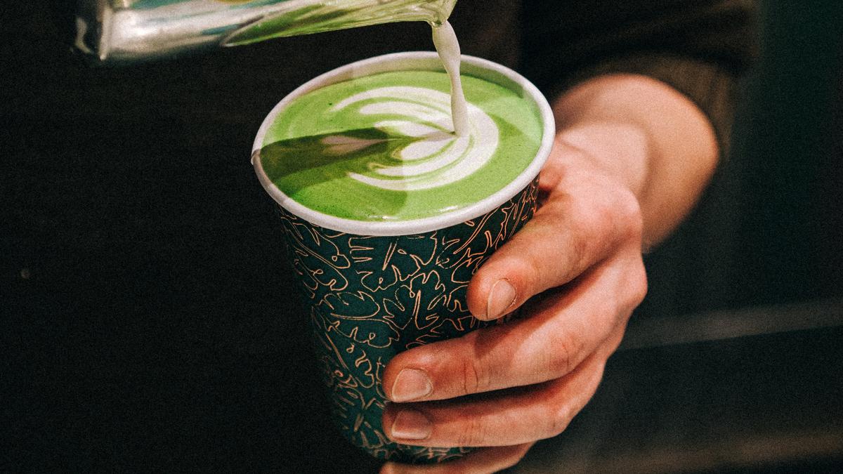 Matcha Terbuat dari Apa? Pahami Tingkatan Kualitas dan Perbedaannya dengan Teh Hijau Biasa