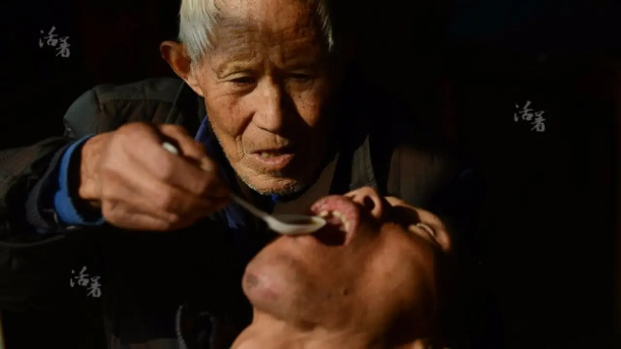 Setulus Hati, Ayah Rawat Anak yang Idap Polio Selama 50 Tahun