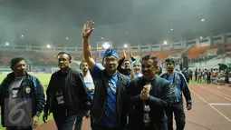 Walikota Bandung, Ridwan Kamil menyapa suporter usai menyaksikan laga perebutan temoat ketiga antara Persib melawan Semen Padang di Stadion Pakansari, Kab Bogor, Sabtu (11/3). Persib unggul 1-0. (Liputan6.com/Helmi Fithriansyah)
