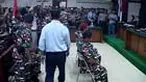 Sidang lanjutan dua janda pahlawan di PN Jaktim, berakhir ricuh. Para pengunjung kesal karena jaksa menunda pembacaan tuntutan pada terdakwa. 
