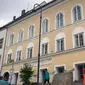Gedung di Kota Braunau am Inn, Austria, ini merupakan tempat lahir pemimpin Nazi Adolf Hitler pada 20 April 1889. (Dok. AFP)