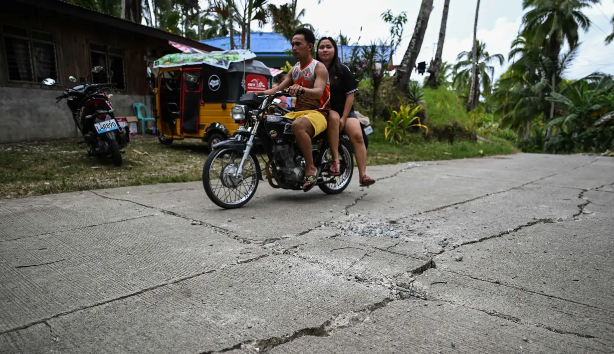 Warga masih mengkhawatirkan akan adanya gempa susulan yang masih mungkin terjadi. (Jam STA ROSA/AFP)