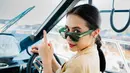 <p>Mantan kekasih Maxime Bouttier ini berpose di kursi kemudi Yacht. Dengan busana kasual, dia berpose dengan percaya diri. (Foto: Instagram/ prillylatuconsina96)</p>