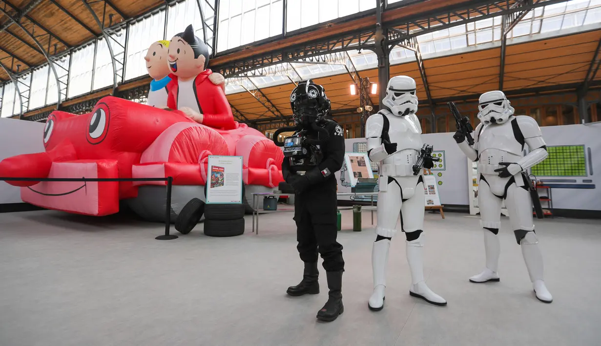 Sejumlah staf berpakaian Star Wars menunggu pengunjung saat pembukaan Festival Komik Setrip Brussel di Gare Maritime of Tour & Taxis di Brussel, Belgia, 11 September 2020. Akibat COVID-19, jumlah peserta pameran dan pengunjung di festival itu mengalami penurunan tahun ini. (Xinhua/Zheng Huansong)