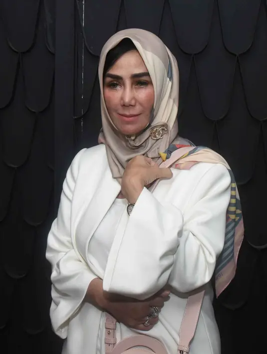 Sebagai orang tua, Amy Qanita ibunda Raffi Ahmad sering kali mendengar kabar perselingkuhan putranya hingga yang terakhir ini dikabarkan telah menikah siri. Lantas seperti apa komentar sebagai seorang ibu. (Nurwahyunan/Bintang.com)