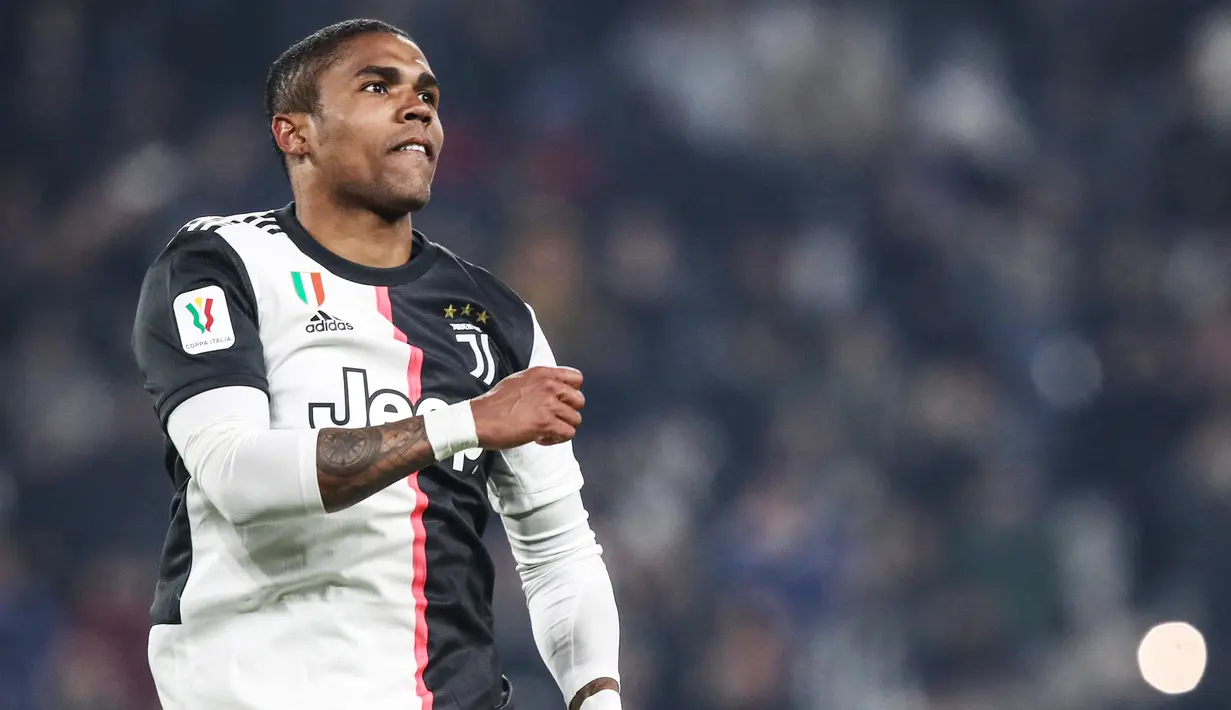 Pemain Juventus, Douglas Costa, melakukan selebrasi setelah mencetak gol ke gawang Udinese pada laga Coppa Italia di Stadion Juventus (15/1/2020). Douglas Costa termasuk pemain yang memberikan Bayern Munchen banyak keuntungan saat hengkang ke Juventus. Munchen meraup dana segar 45,5 juta euro saat melepaskannya ke Italia. (AFP/Isabella Bonotto)