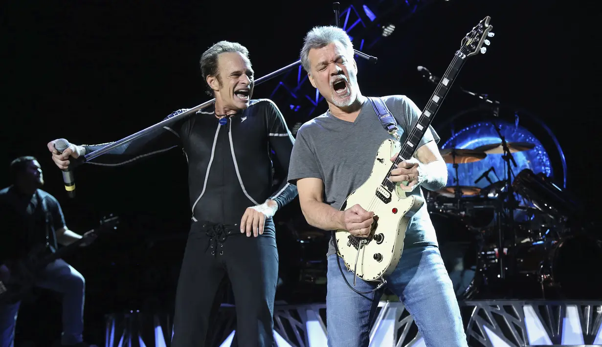 Eddie Van Halen (kanan) dan David Lee Roth tampil di Wantagh, NY pada 13 Agustus 2015. Musisi Belanda-Amerika legendaris ini telah menjalani perawatan untuk kanker tenggorokan yang dideritanya. (Photo by Greg Allen/Invision/AP, File)