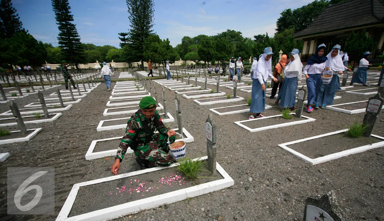 Sejumlah prajurit TNI dan  siswa menaburkan bunga  di Taman Makam Pahlawan Kusumanegara Yogyakarta, (1/3/2016). Ziarah dan tabur bunga di lakukan untuk memperingati Serangan Umum 1 Maret 1949. (Liputan6.com/Boy Harjanto)