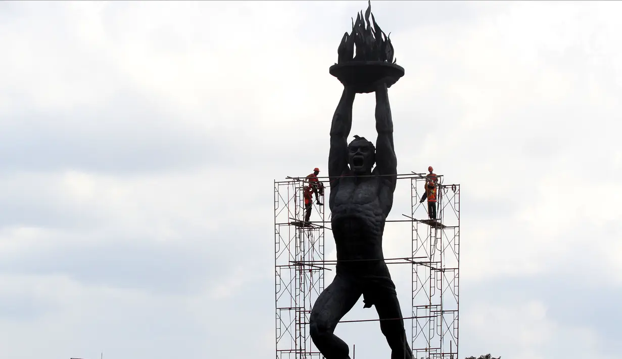 Pekerja melakukan perawatan terhadap Patung Pemuda Membangun di Jakarta, Jumat (27/4). Perawatan dilakukan agar patung yang menjadi salah satu ikon Jakarta itu tetap bersih, terjaga, dan terpelihara dari kerusakan akibat polutan. (Liputan6.com/JohanTallo)