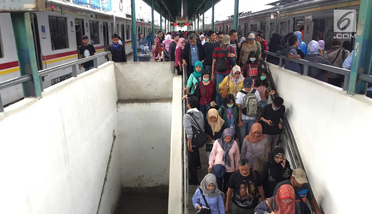 Sejumlah penumpang menuruni tangga usai menaiki KRL Commuter Line di Jakarta, Sabtu (27/1). PT Kereta Commuter Indonesia, operator KRL Commuter Line menargetkan mengangkut 320,03 juta penumpang atau naik 9,5 persen. (Liputan6.com/Immanuel Antonius)