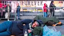 Para aktivis menghadiri acara "tidur bersama" di Times Square, New York City, pada 16 November 2023. (KENA BETANCUR/AFP)