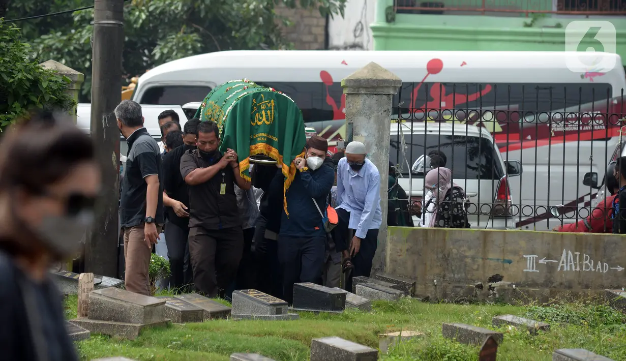 Sejumlah orang mengangkat keranda berisi jenazah mendiang mantan pebuku tangkis Indonesia Markis Kido saat pemakaman di TPU Kebon Nanas, Jakarta, Selasa (15/6/2021). Mantan pebulu tangkis nasional tersebut meniggal dunia saat sedang bermain bulu tangkis. (merdeka.com/Imam Buhori)